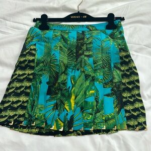 VERSACE x H&M 2011 Pleated Mini in Crocodile Palm Print Silk Skirt Size 34 / 4